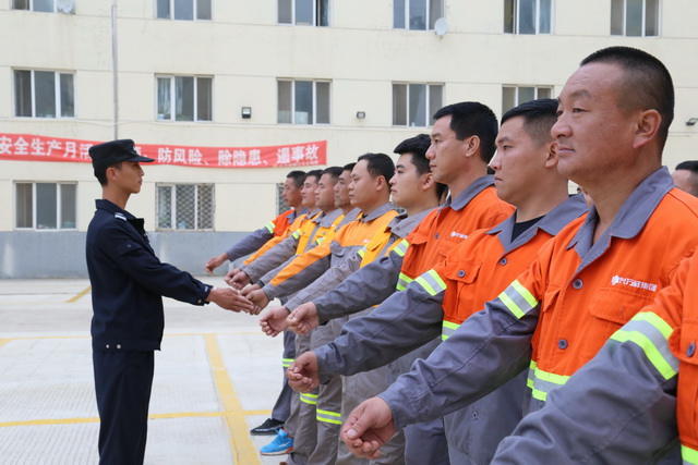 入職“第一課” 多寶山銅業(yè)軍訓(xùn)教官來了 (3)-640.JPG