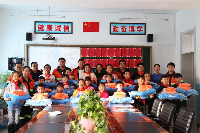【穿越寒冬，多銅溫暖踏雪而來】多寶山銅業(yè)開展溫暖進校園活動 (6)-640.JPG